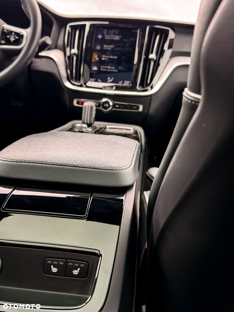 Volvo V60 T8 AWD Twin Engine Geartronic R-Design - 28