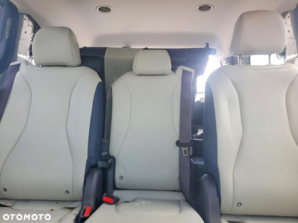 Kia Carnival - 10