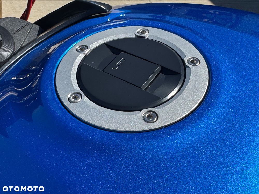 Suzuki GSR - 16