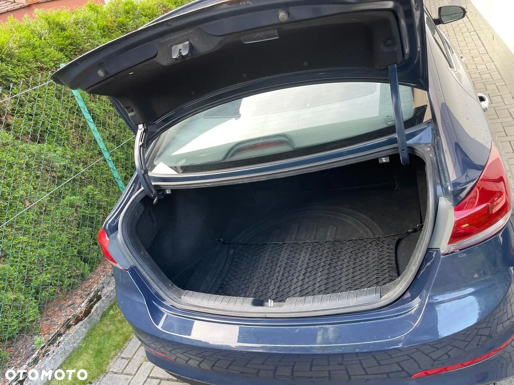 Hyundai Elantra 1.6 Comfort - 8