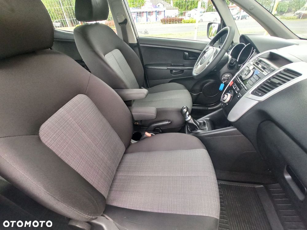 Kia Venga - 10