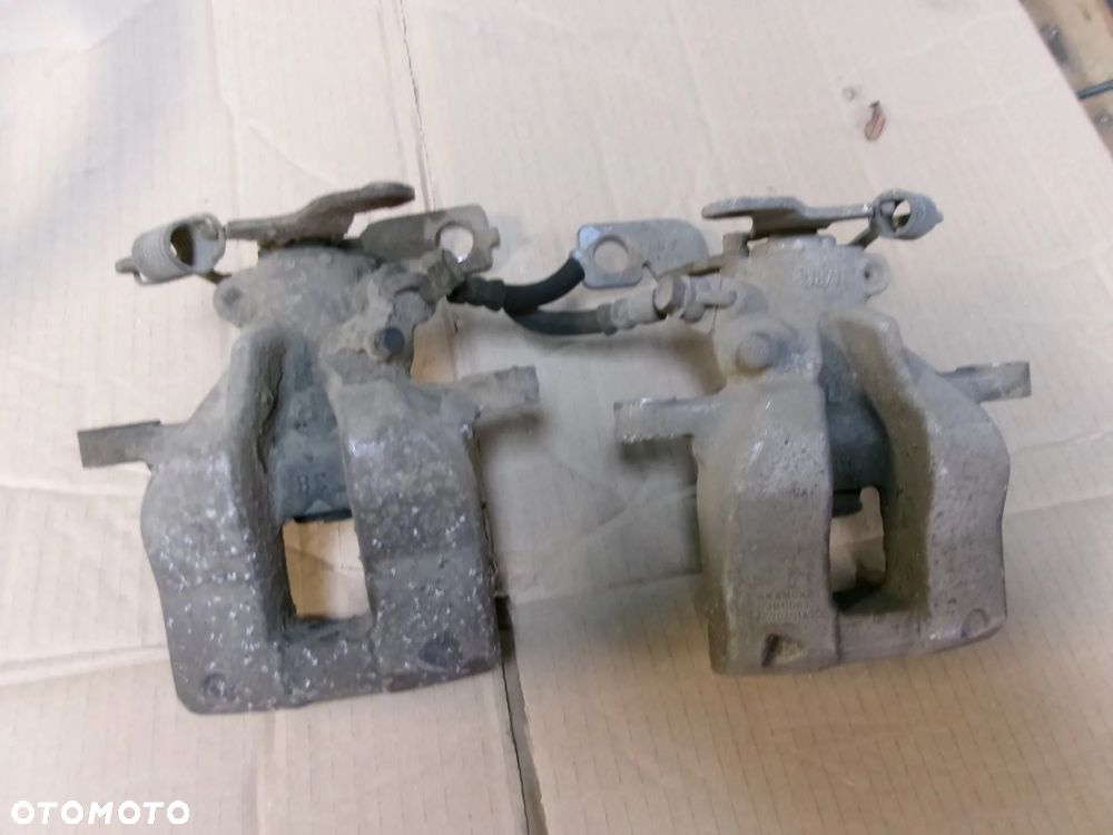 ZACISK HAMULCOWY LEWY PRAWY TYŁ AVENSIS T27   09-18 - 1