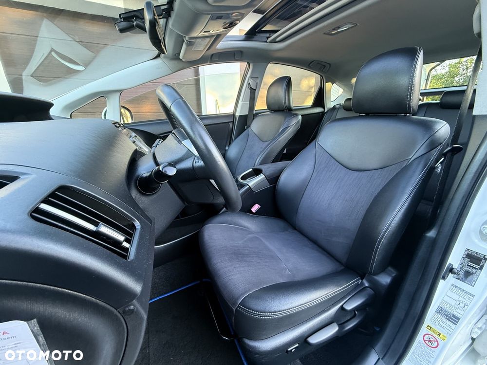 Toyota Prius (Hybrid) Executive - 17
