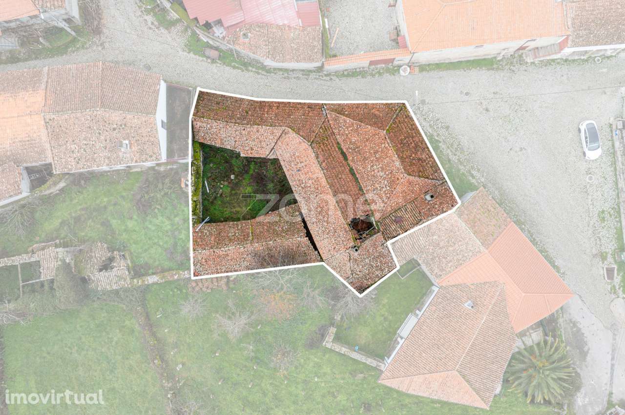 Moradia de 2 pisos com pátio para reconstruir - Ardãos, Boticas - Grande imagem: 2/15