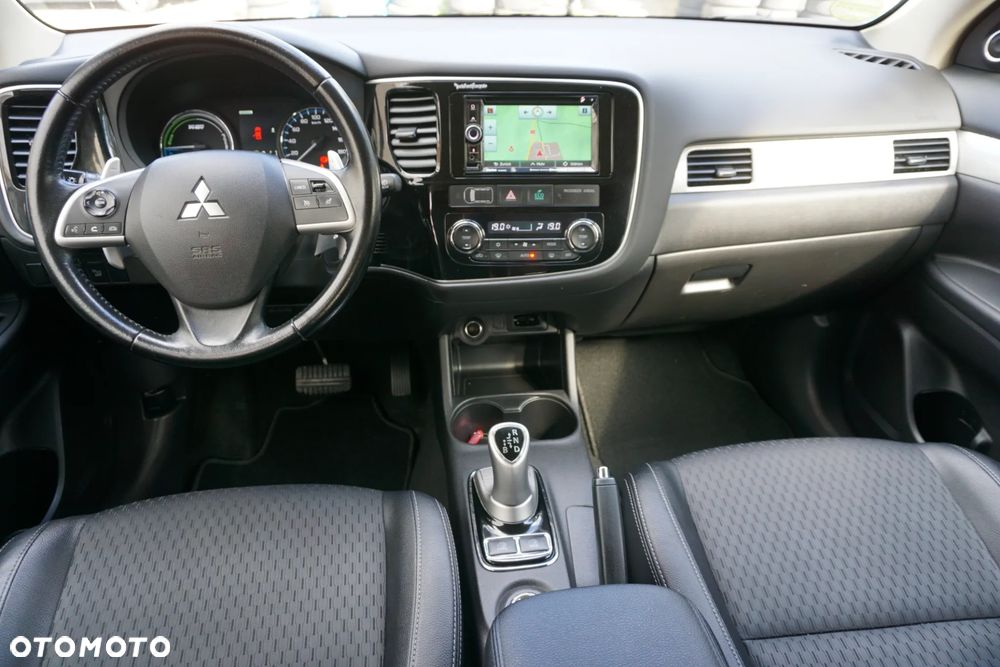 Mitsubishi Outlander Instyle NAVI + - 13