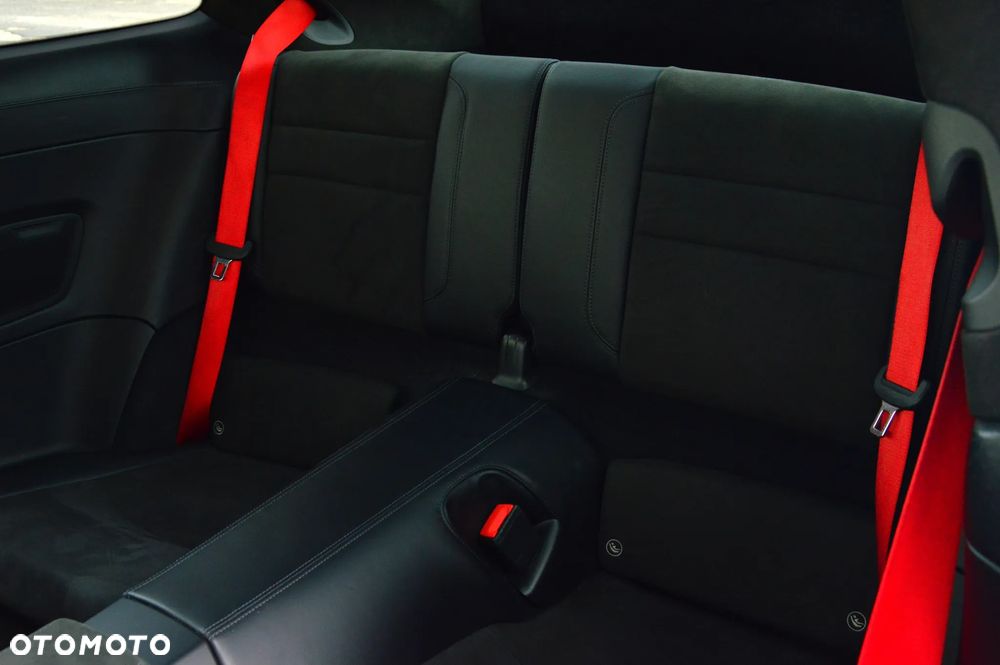 Porsche 911 Carrera 4 GTS - 17