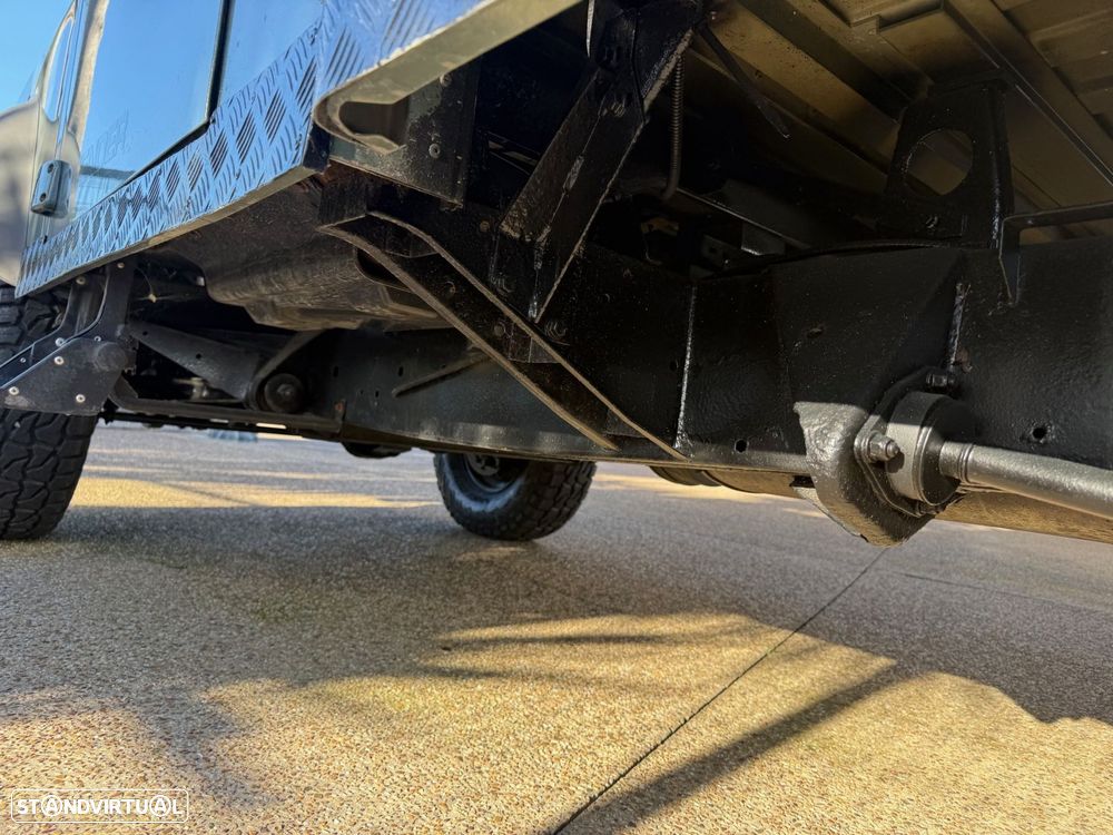 Land Rover Defender - 17