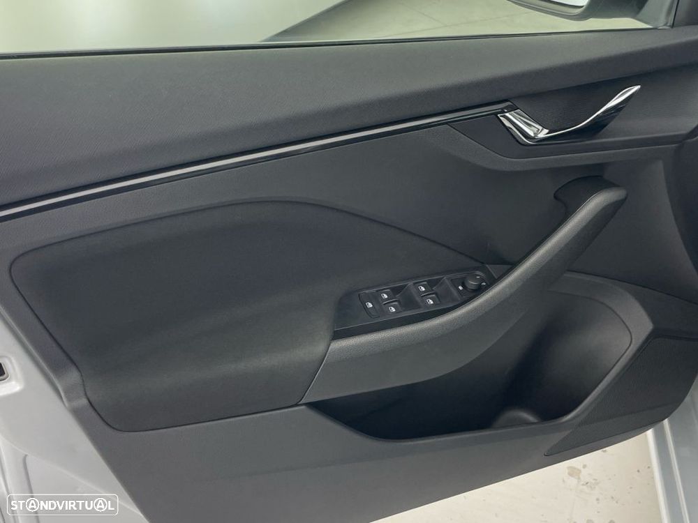 Skoda Scala 1.0 TSI DSG — fotografia 17