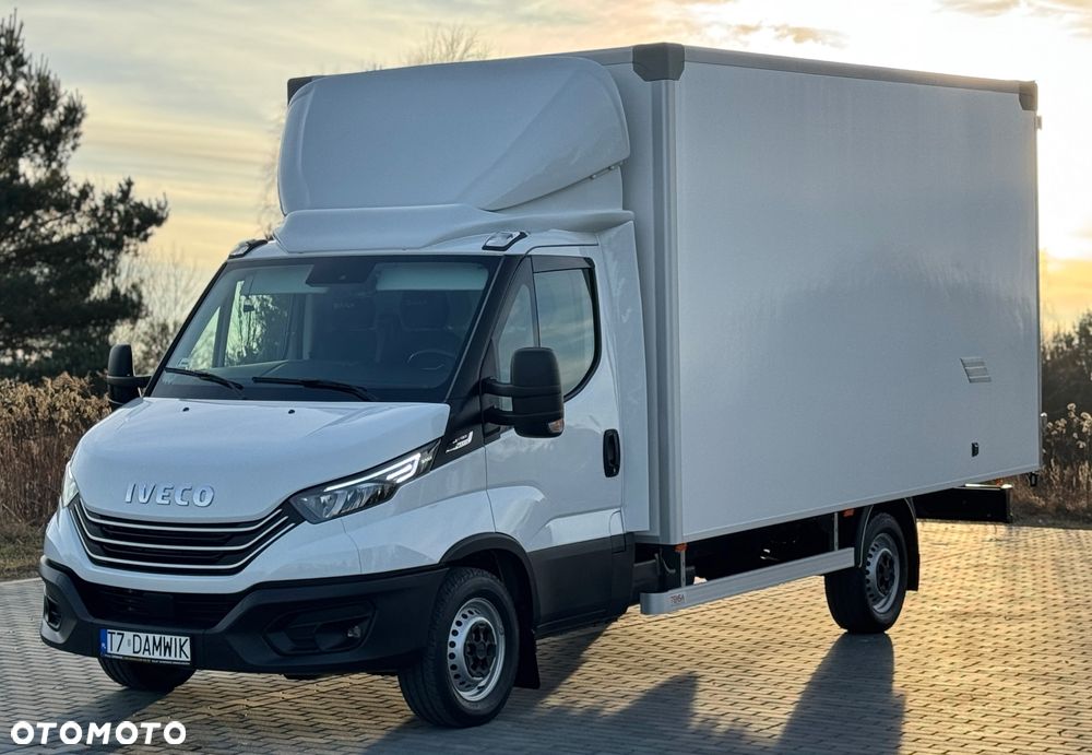 Iveco Daily 2022r‼️35S18‼️ 3.0 HI-MATIC Kontener 9 Palet Niski przebieg ‼️TEMPOMAT Aktywny Full LED Salon Polska Poduszki Pneumatyczne 4.50x2.20x2.20 z tyłu drzwi NAVI 3.5T Bogata Wersja Lekka zabudowa - 3