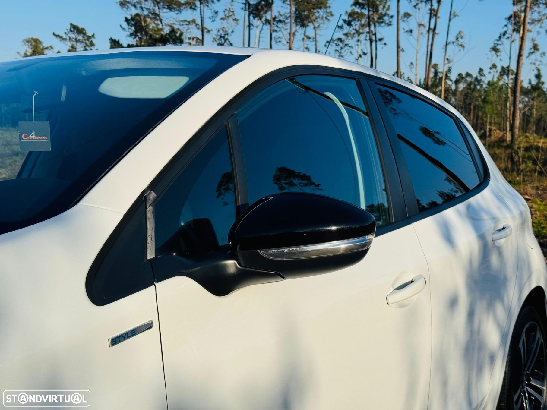 Peugeot 208 1.6 BlueHDi Style - 4