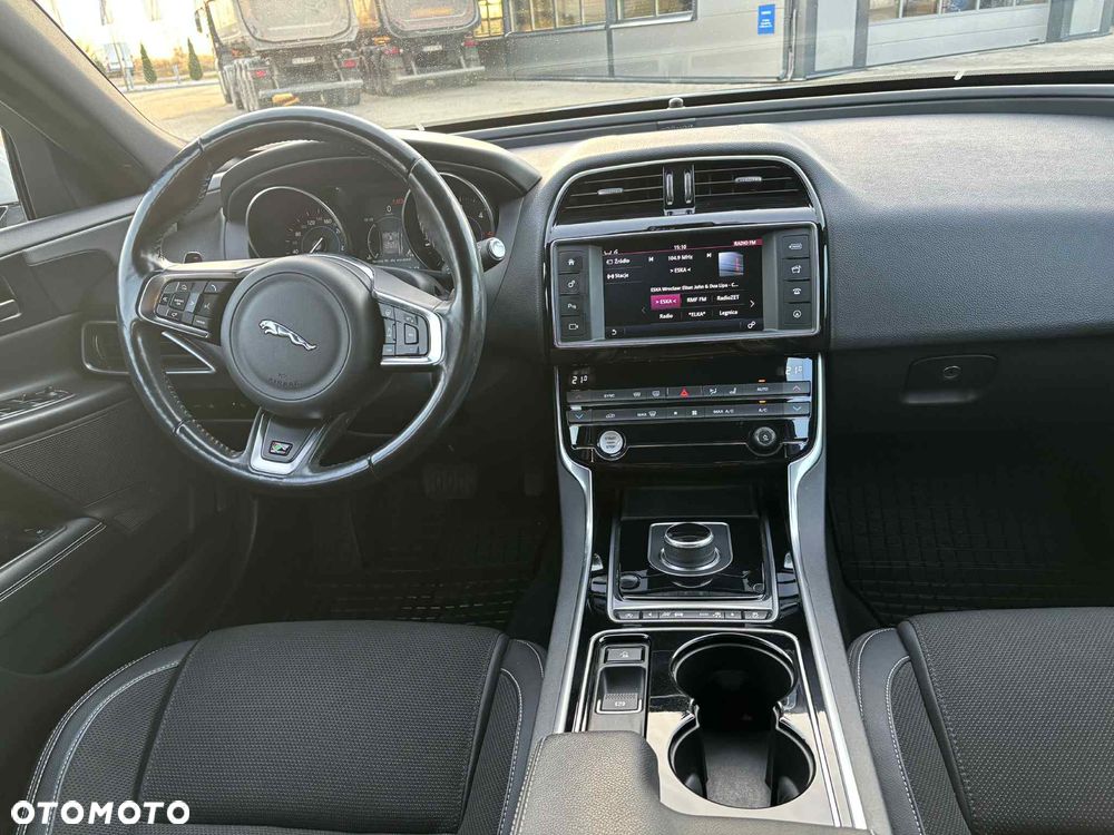 Jaguar XE 2.0 D AWD R-Sport - 10