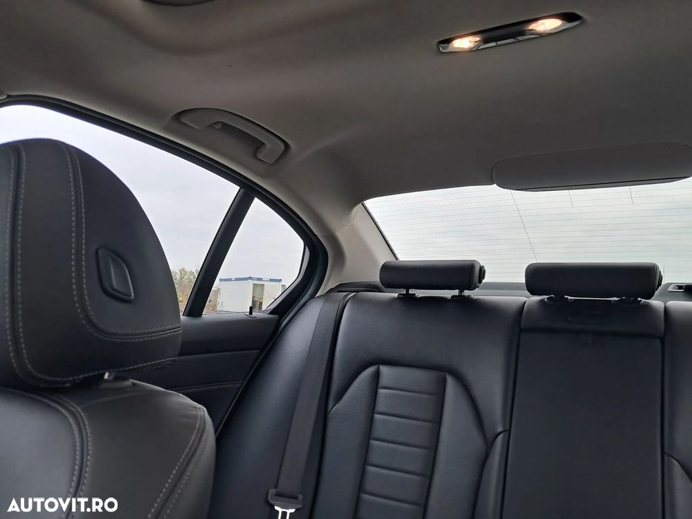 BMW Seria 3 330i Aut. Luxury Line - 26