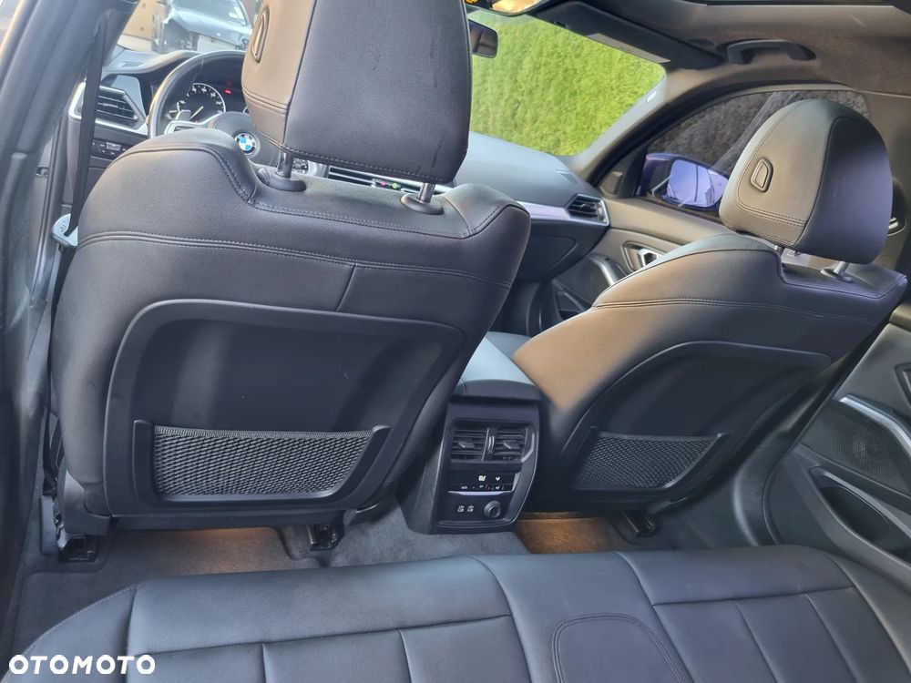 BMW Seria 3 330i M Sport - 11