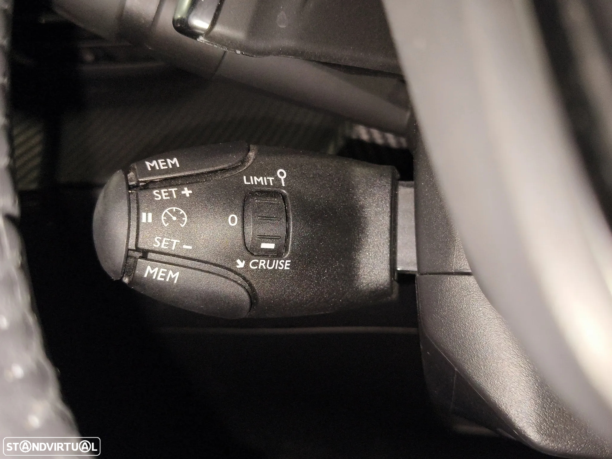 Peugeot 2008 1.2 PureTech Allure EAT8 - 11