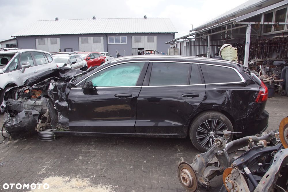 Auto na części - Volvo V60 II 2.0 D4 190 KM D4204T14 TG-81SC 717 2020R Silnik Skrzynia Drzwi Błotnik Zderzak Lampa Lusterko Klamka Szyba Deska Kokpit Sterownik Moduł Czujnik Licznik Wyświetlacz Panel Kierownica - 7