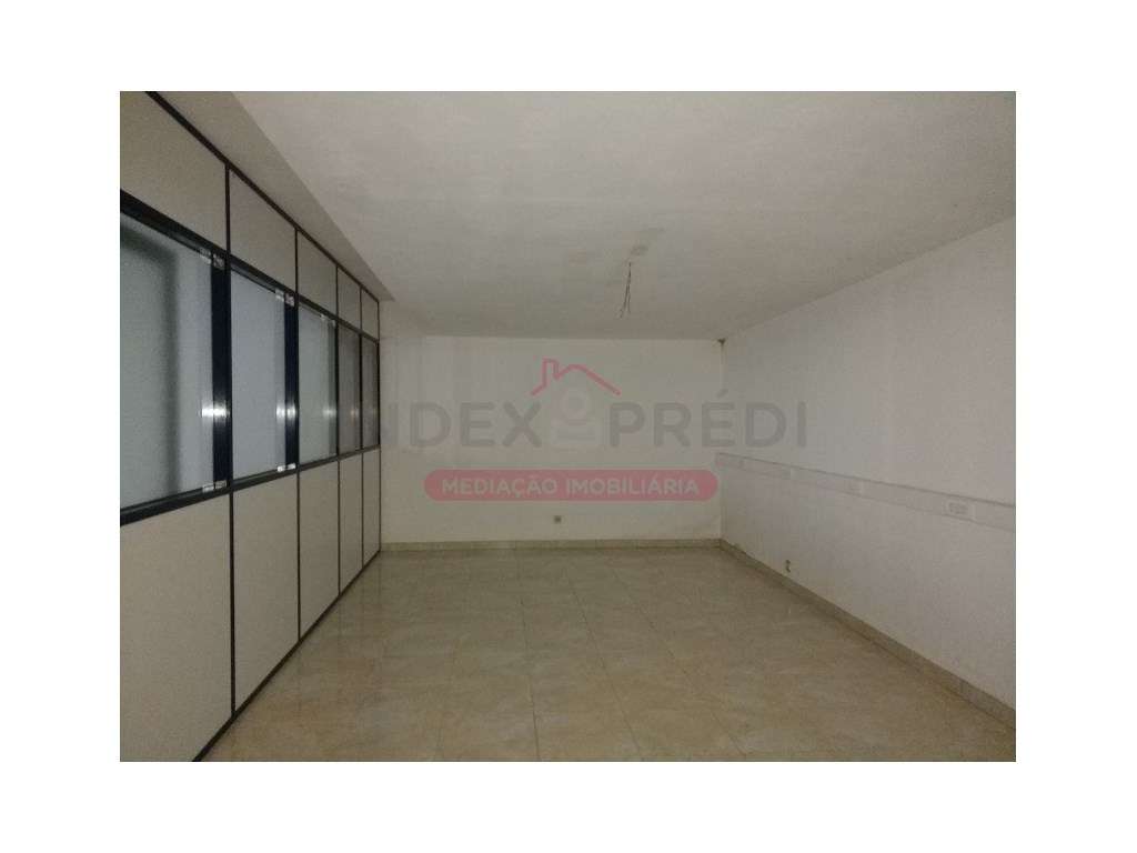 Investidores - Excelente loja com muita luz natural. - Arrendado - Grande imagem: 3/31