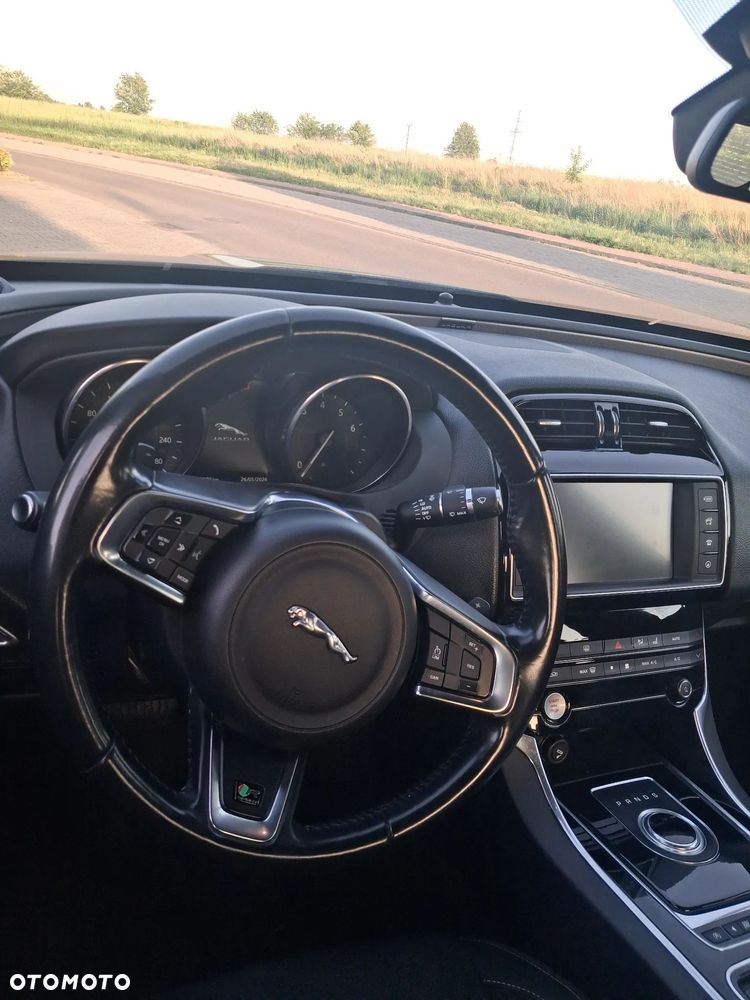 Jaguar XE 2.0 T R-Sport - 10