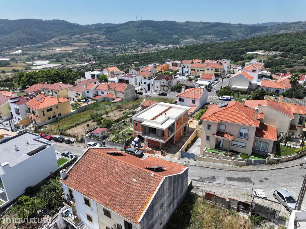Moradia T4 c/ Suite, Jardim, Piscina & Parqueamento! - Grande imagem: 2/50