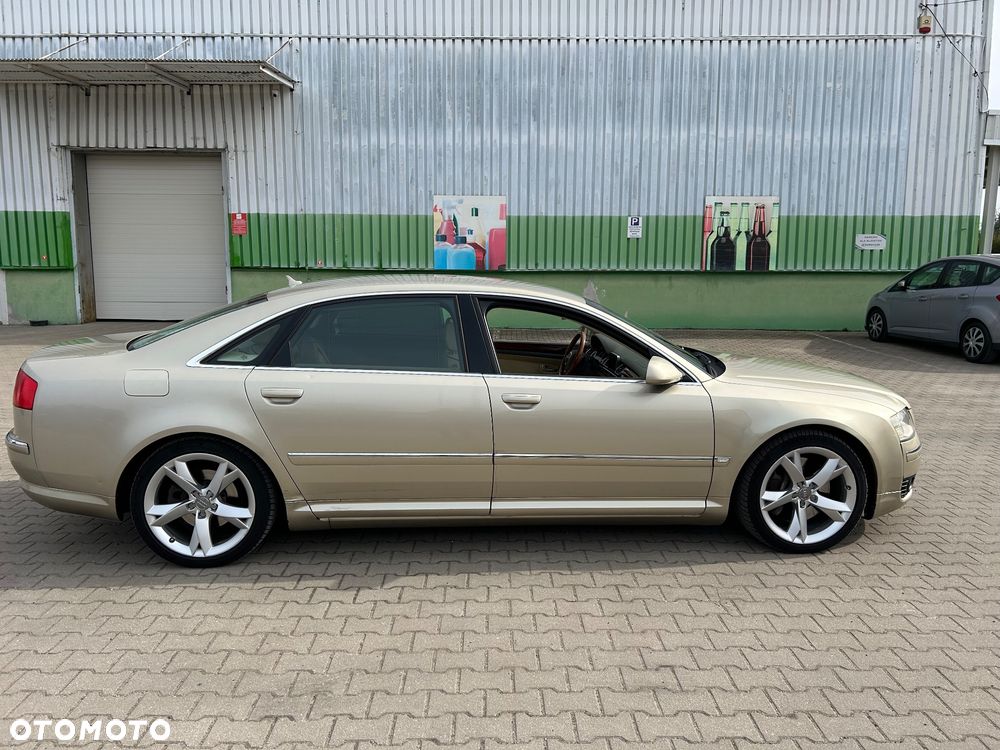 Audi A8 4.2 L Quattro - 2
