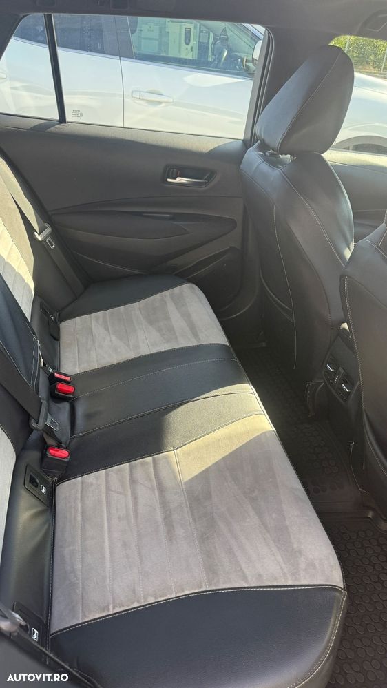 Toyota Corolla 2.0 HSD Exclusive Plus GR Sport Bi-Tone - 6
