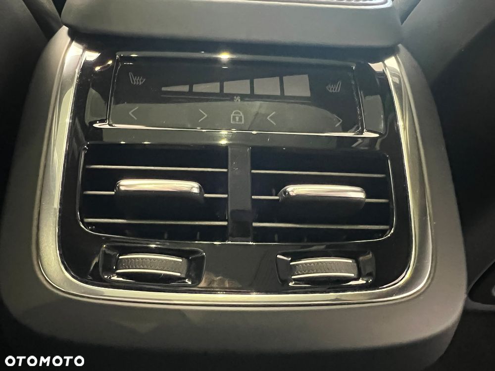 Volvo XC 90 B5 D AWD Ultimate Dark 7os - 33