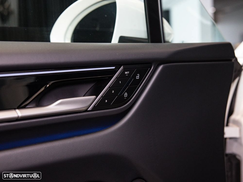Porsche Macan Electric 4 - 21
