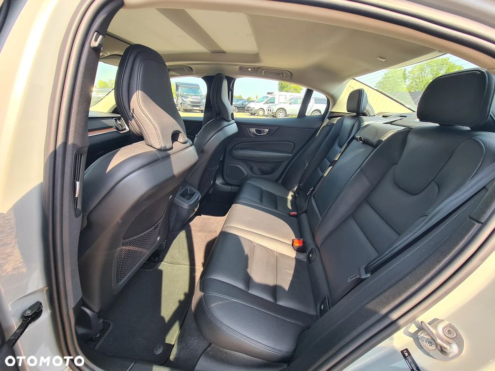 Volvo S60 B5 B AWD Plus Dark - 26