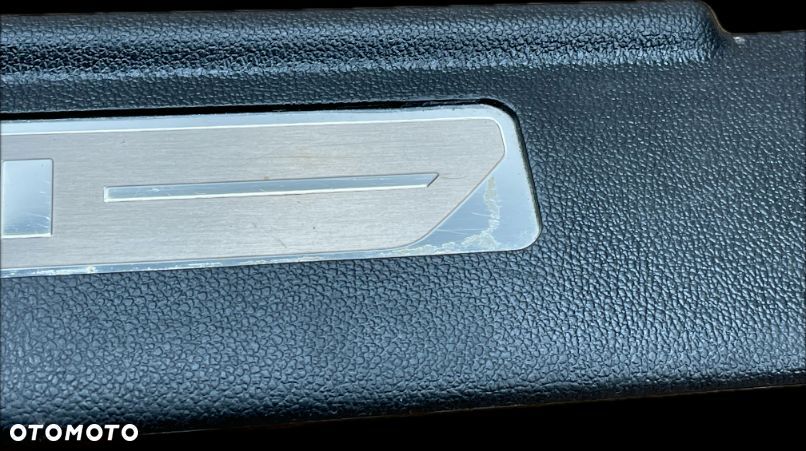 P8 GMC YUKON XL DENALI IV 2015 - OSŁONA PROGU LISTWA PRZÓD LEWA 23433410 - 4