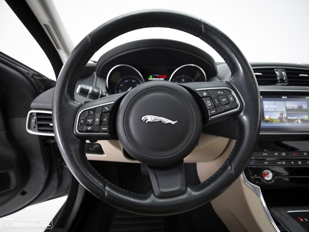 Jaguar XE - 16