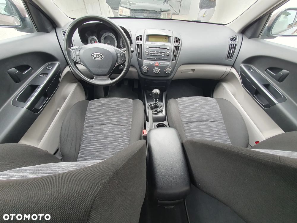 Kia Ceed - 10