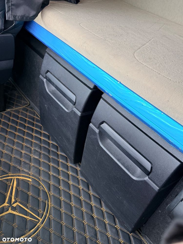 Mercedes-Benz Actros - 10