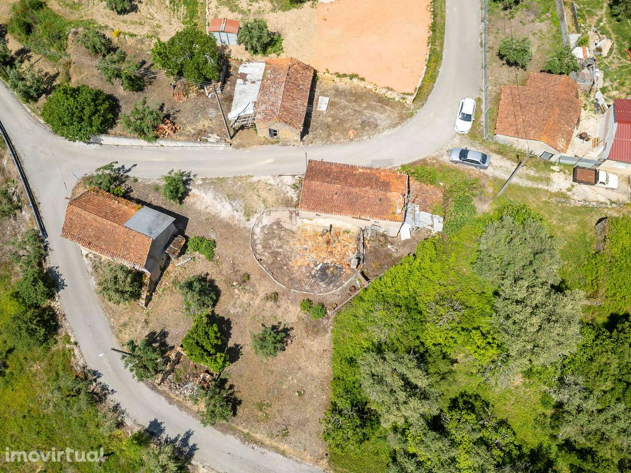 Conjunto de duas moradias para restauro e uma ruina para arrumos. - Grande imagem: 2/27