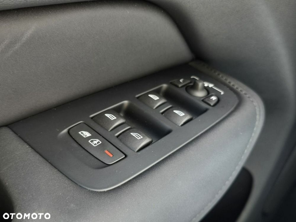 Volvo XC 60 B5 B AWD Ultra Dark - 17