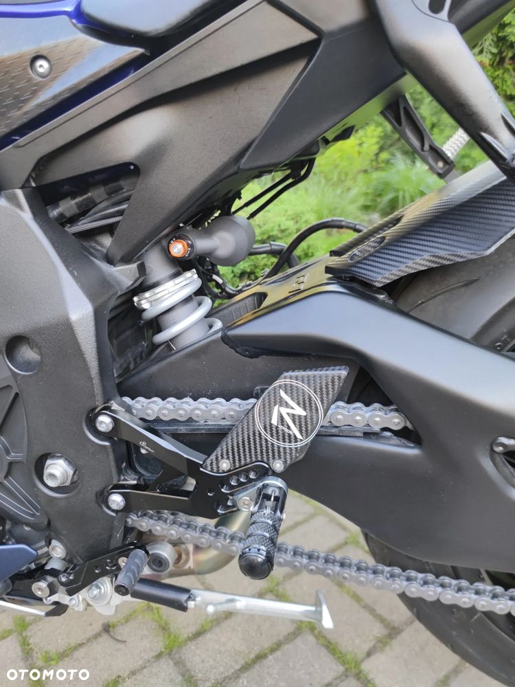 Yamaha R1 - 14