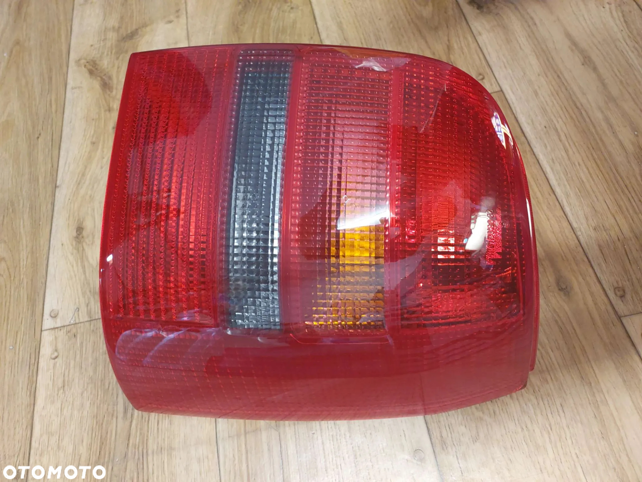 LAMPA TYLNA prawa  AUDI A4  AVANT   AUDI A4 B6 Kombi 11.00-12.04 - 2