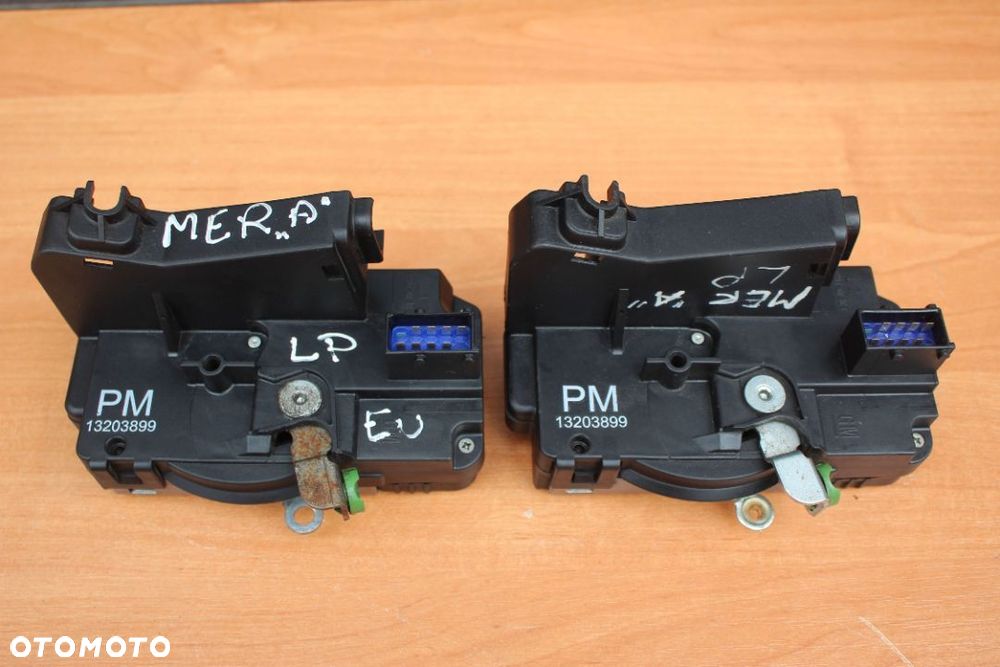 ZAMEK DRZWI LEWYCH PRZEDNICH OPEL MERIVA A 13203899 PM EUROPA - 1