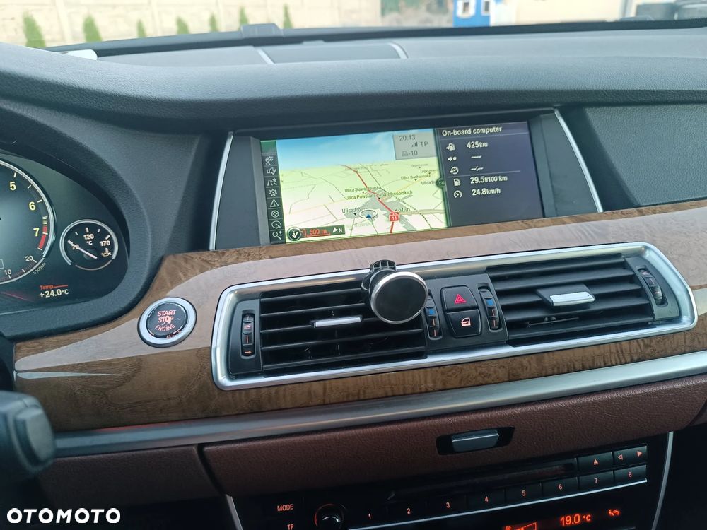 BMW Seria 5 550i - 28