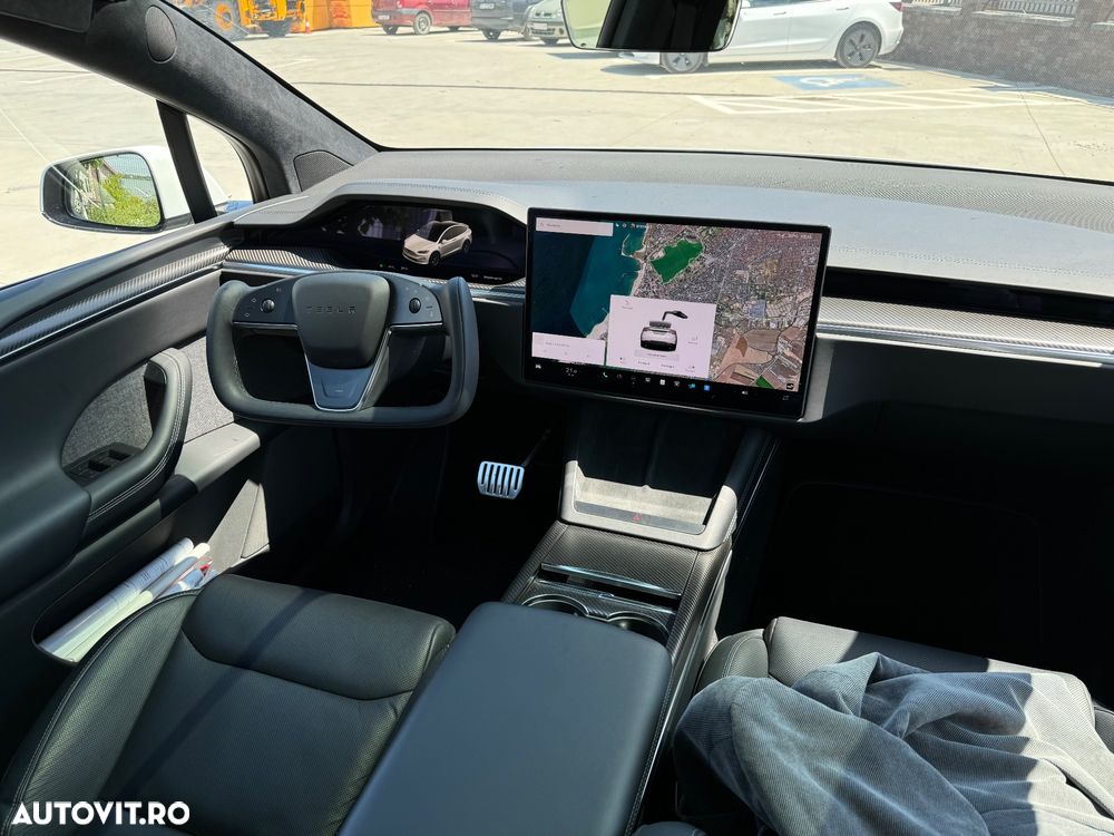 Tesla Model X - 11