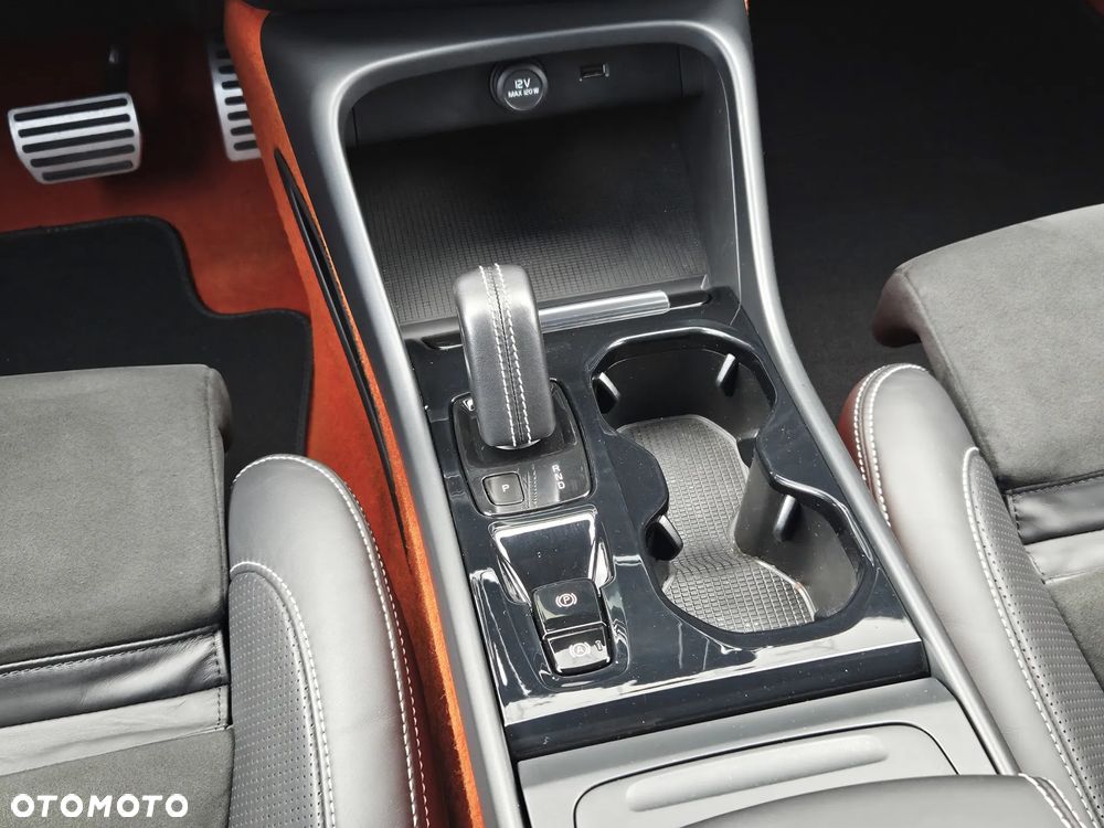 Volvo XC 40 D4 AWD R-Design (Intro Edition) - 17
