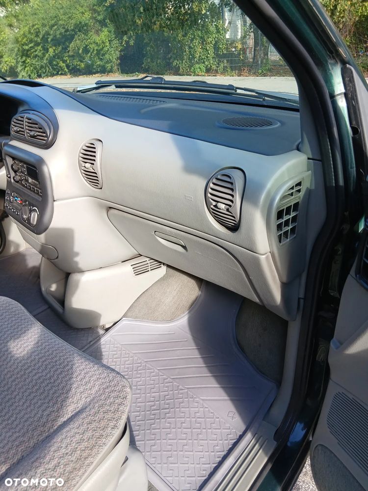 Dodge Grand Caravan - 17