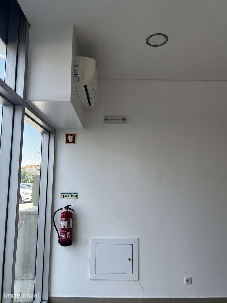 Loja Moderna com Garagem | Excelente Localização | Pronta a Utilizar - Grande imagem: 5/5