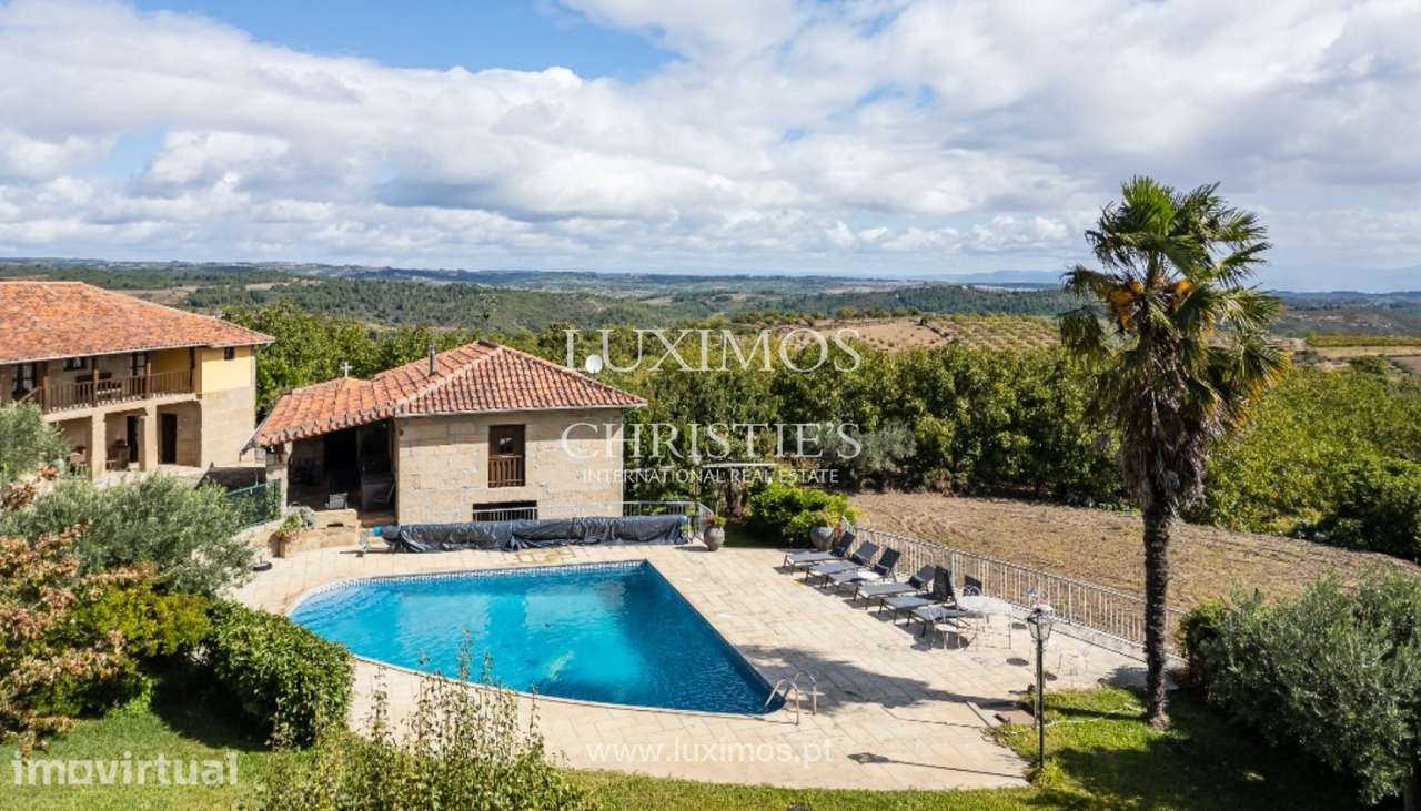 Moradia V9 com piscina e jardim à venda, em Valpaços - Grande imagem: 2/25