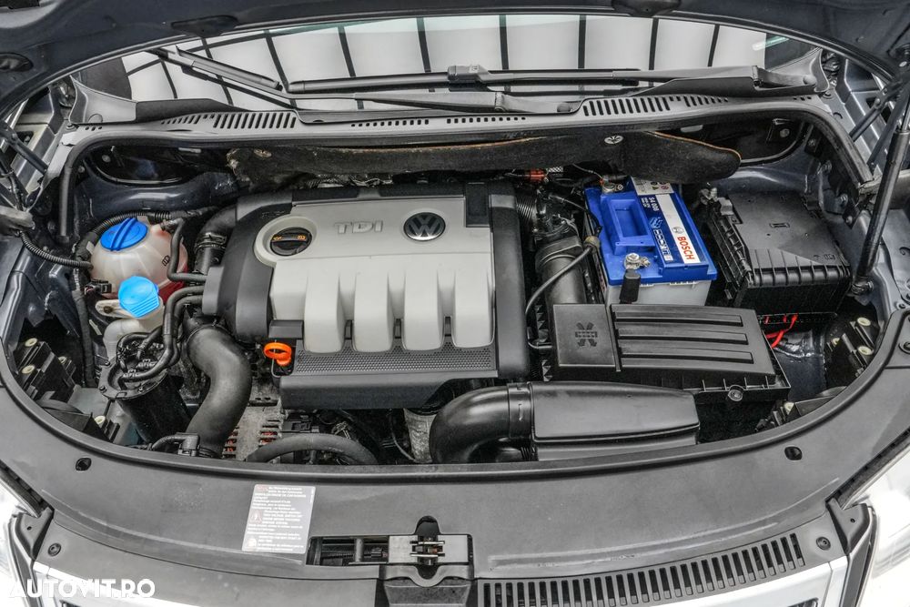 Volkswagen Touran 1.9 TDI DPF Conceptline BlueMotion - 25