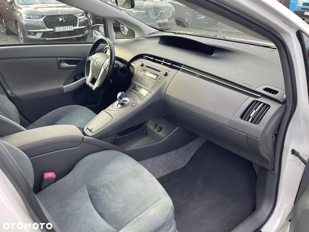 Toyota Prius (Hybrid) Executive - 14
