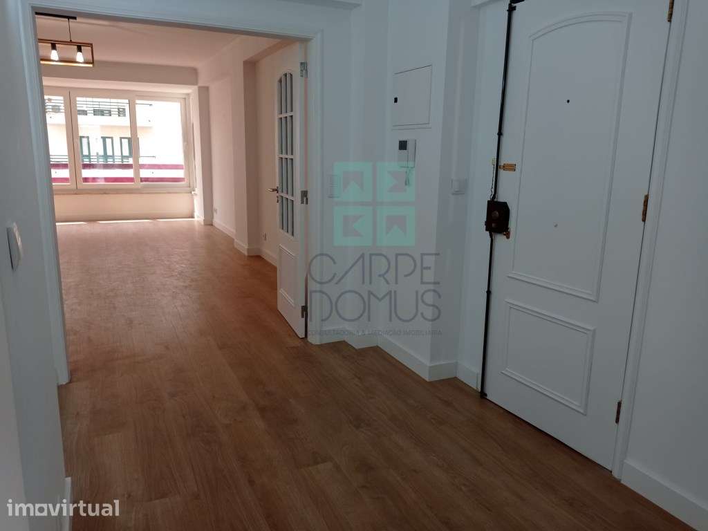 Apartamento T3 - renovado, c/ estacionamento, na Estrada da Luz - L... - Grande imagem: 5/31