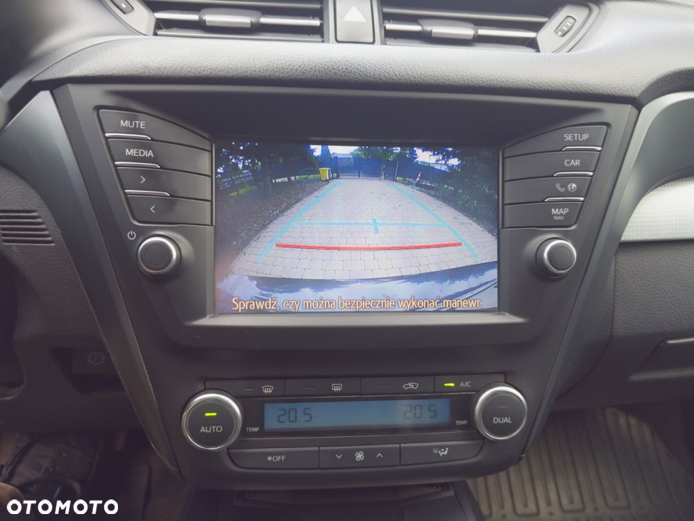 Toyota Avensis 1.8 Premium MS - 11