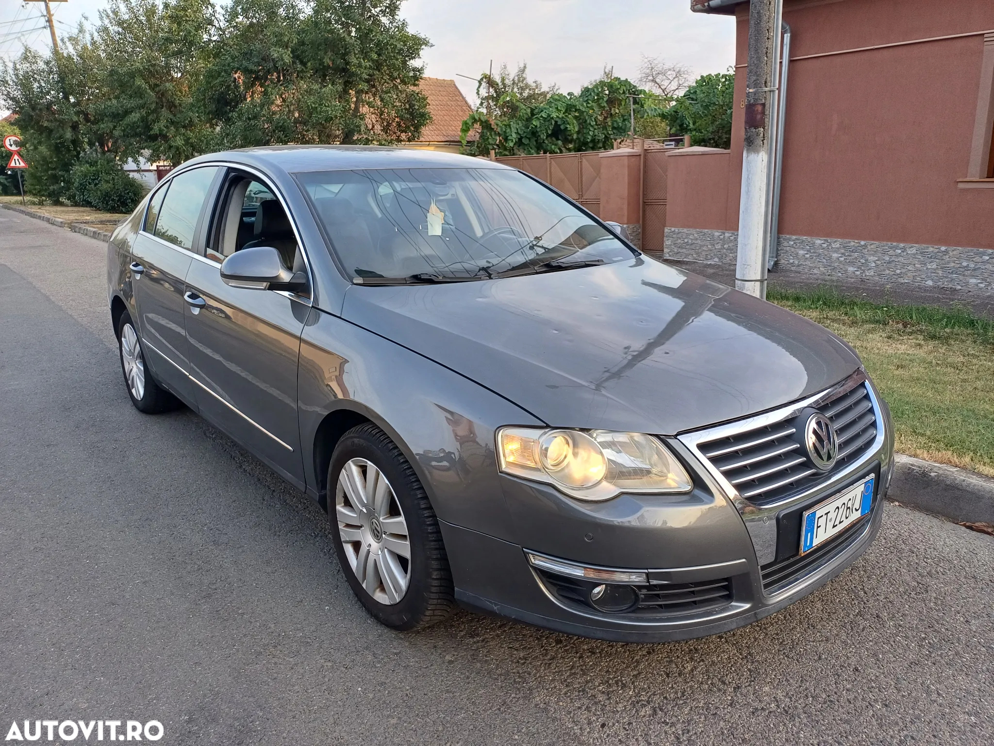 Volkswagen Passat 1.6 FSI Highline - 2