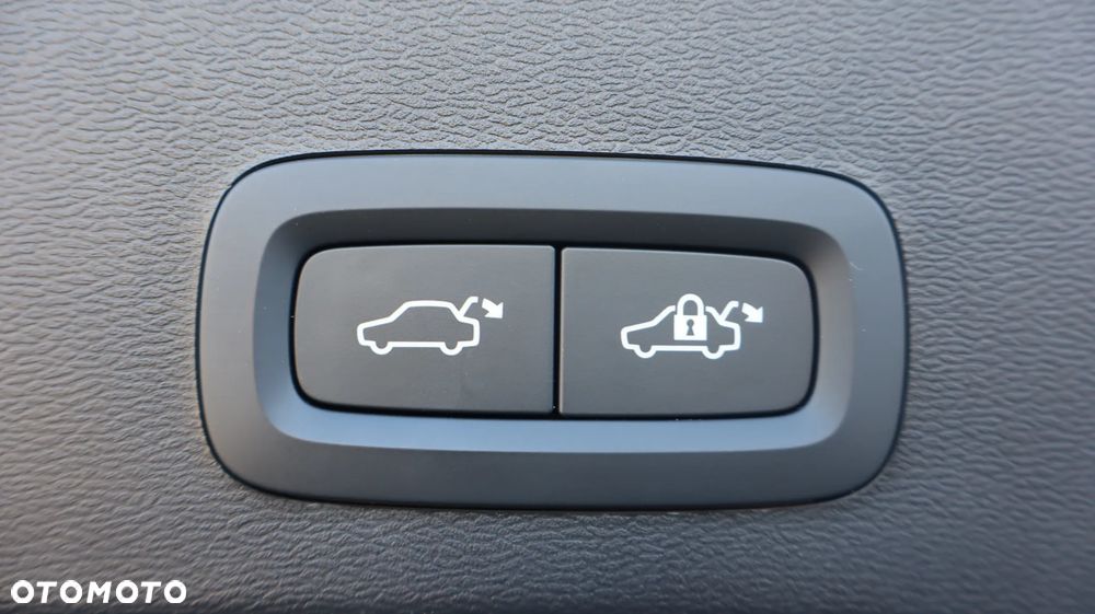 Volvo XC 40 B4 Plus Black Edition - 23