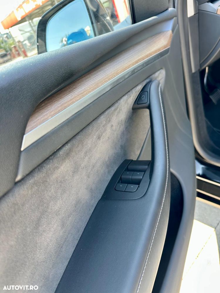 Tesla Model Y - 14