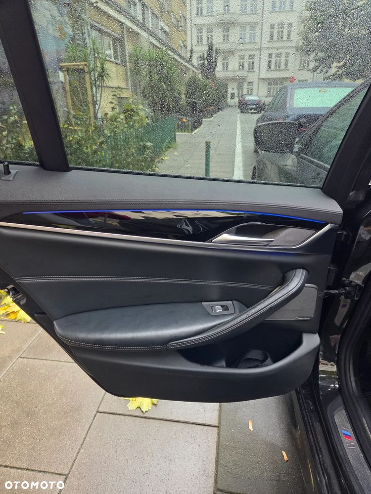 BMW Seria 5 M550i xDrive sport - 9
